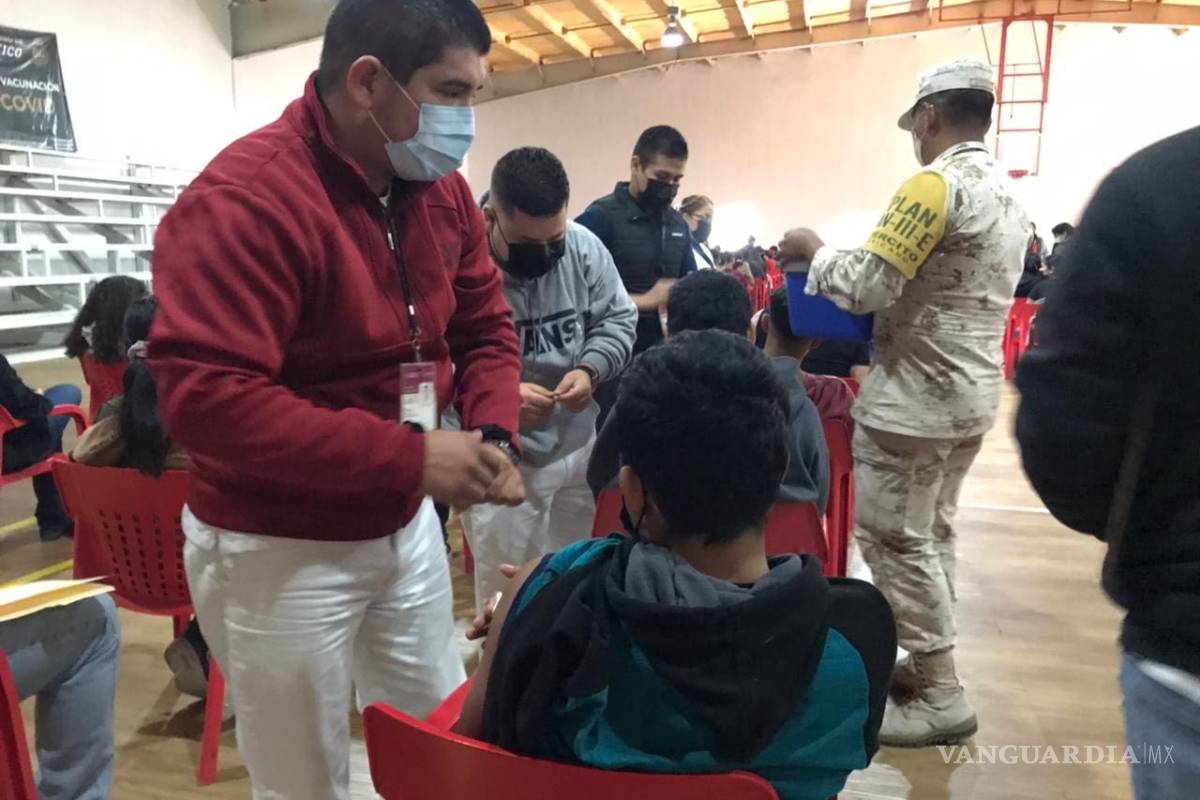 Con buena respuesta y en orden, vacunan a menores