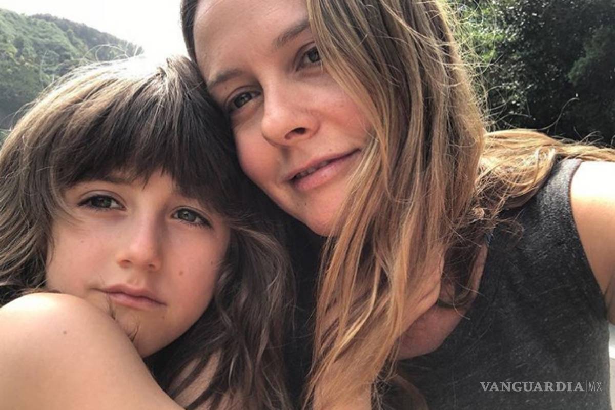 Hijo de Alicia Silverstone, de 7 años, intentó darle un beso frances tras ver la película 'Ni Idea'