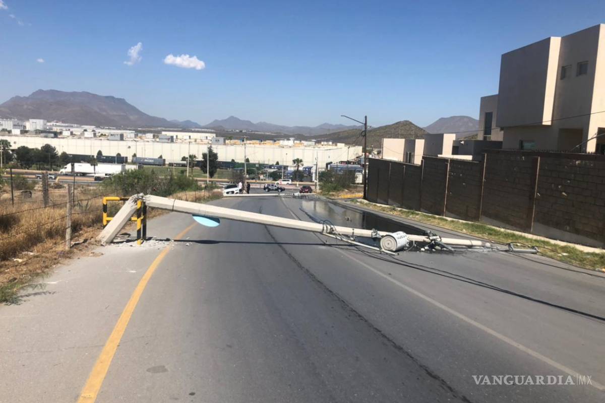 Choca conductora con tres postes de CFE en Saltillo; colonias se quedan sin luz