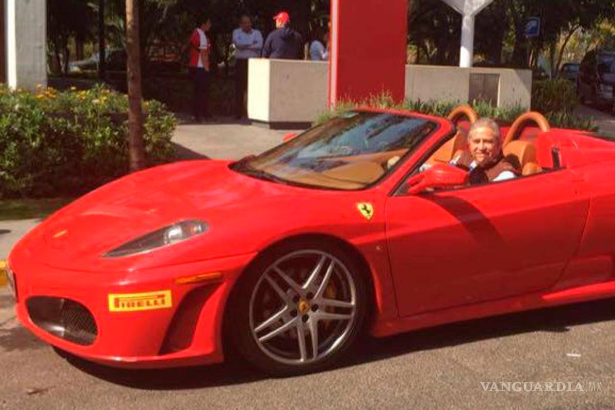 Fotografía de exfiscal de Coahuila conduciendo un Ferrari causa polémica en redes sociales