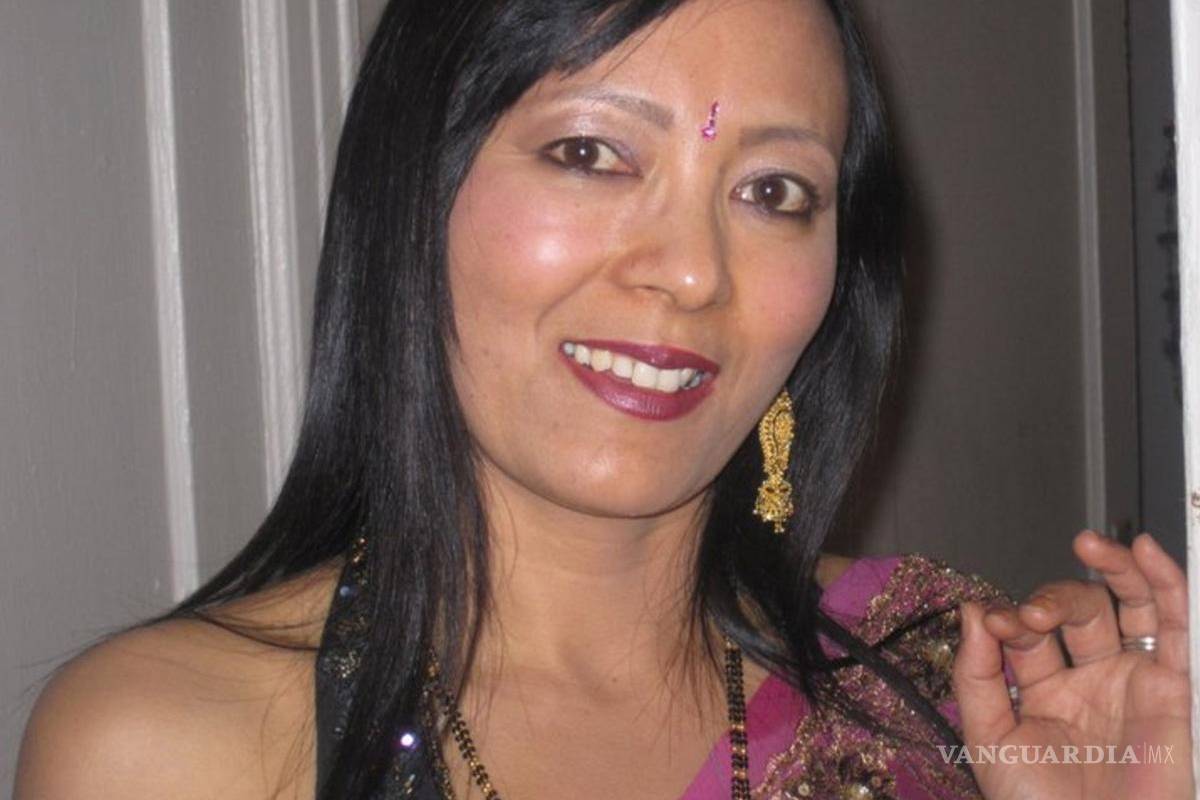 Hombre avienta a una mujer hacia los rieles del metro en Nueva York