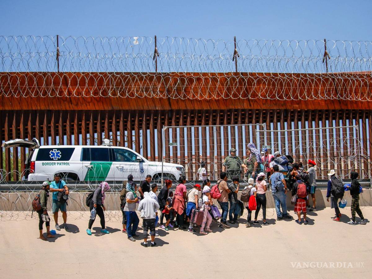 $!Un grupo de migrantes de diversas nacionalidades cruza la frontera entre México y EU, para entregarse a las autoridades migratorias en busca de asilo.