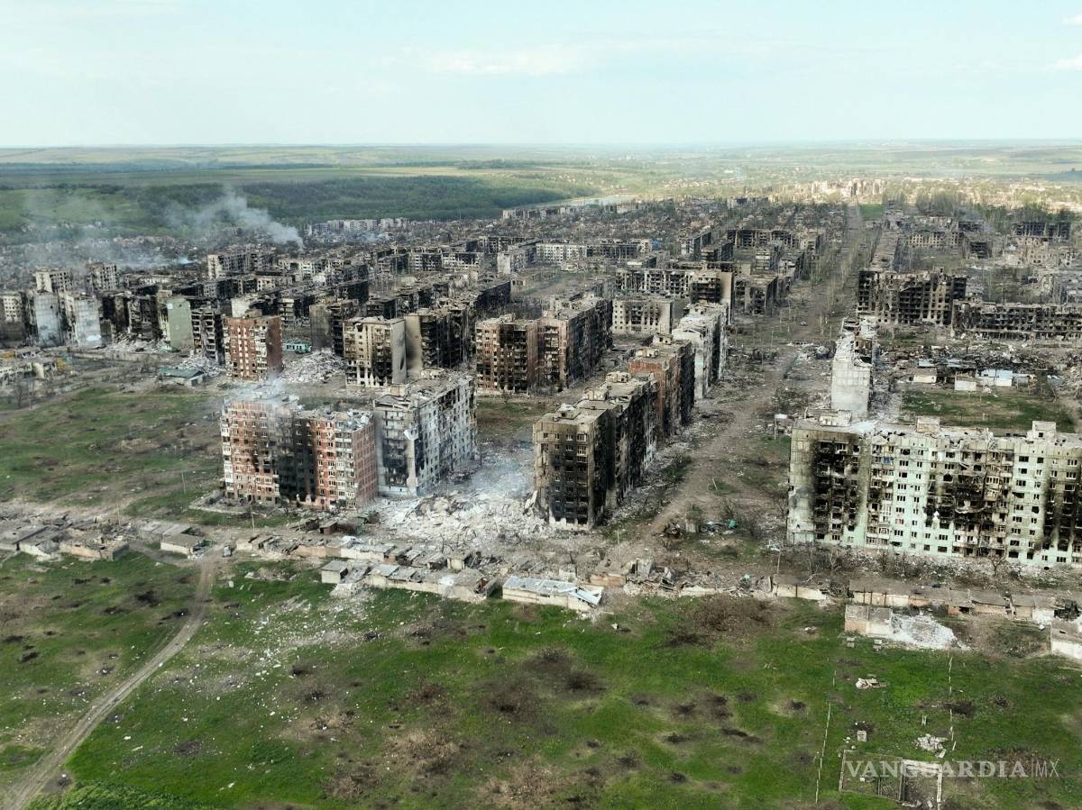$!Una vista aérea de los edificios dañados por los bombardeos en la guerra entre Ucrania y Rusia, en Bakhmut, Ucrania.