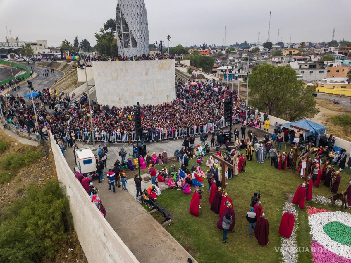 $!Cientos de fieles católicos acuden a las inmediaciones del Mirador.