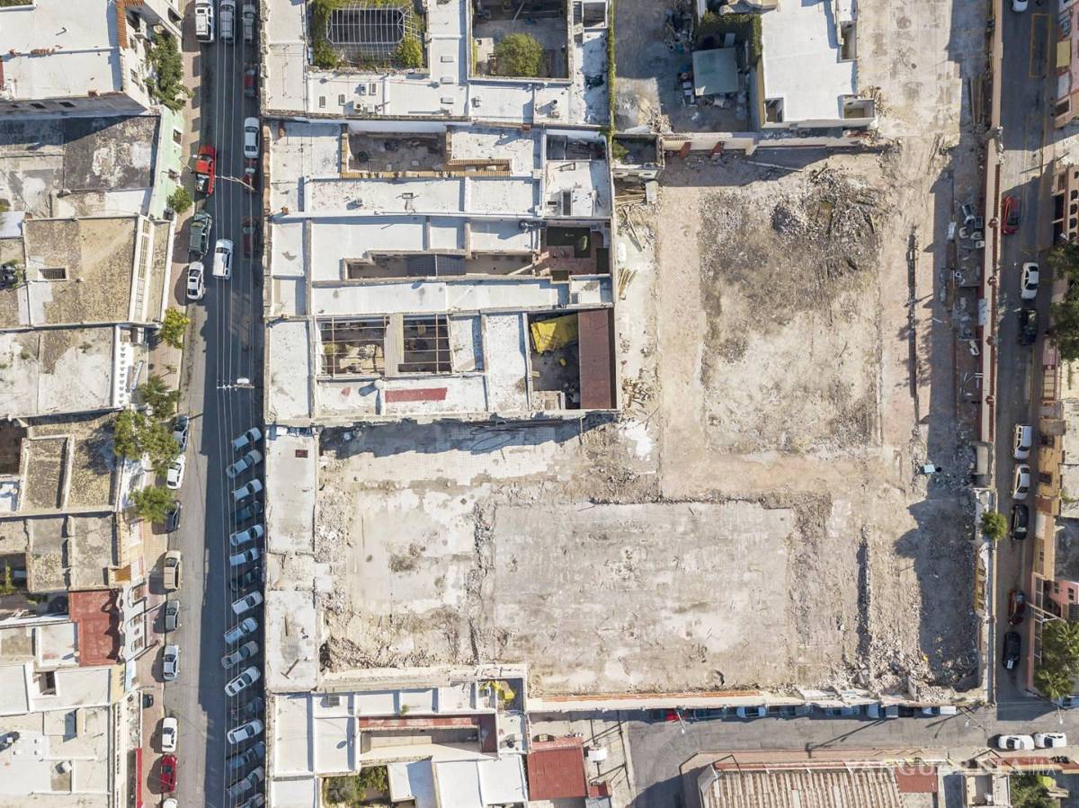 $!El derrumbe tomó por sorpresa a los socios de la Sociedad Manuel Acuña. Hoy solo queda la fachada.