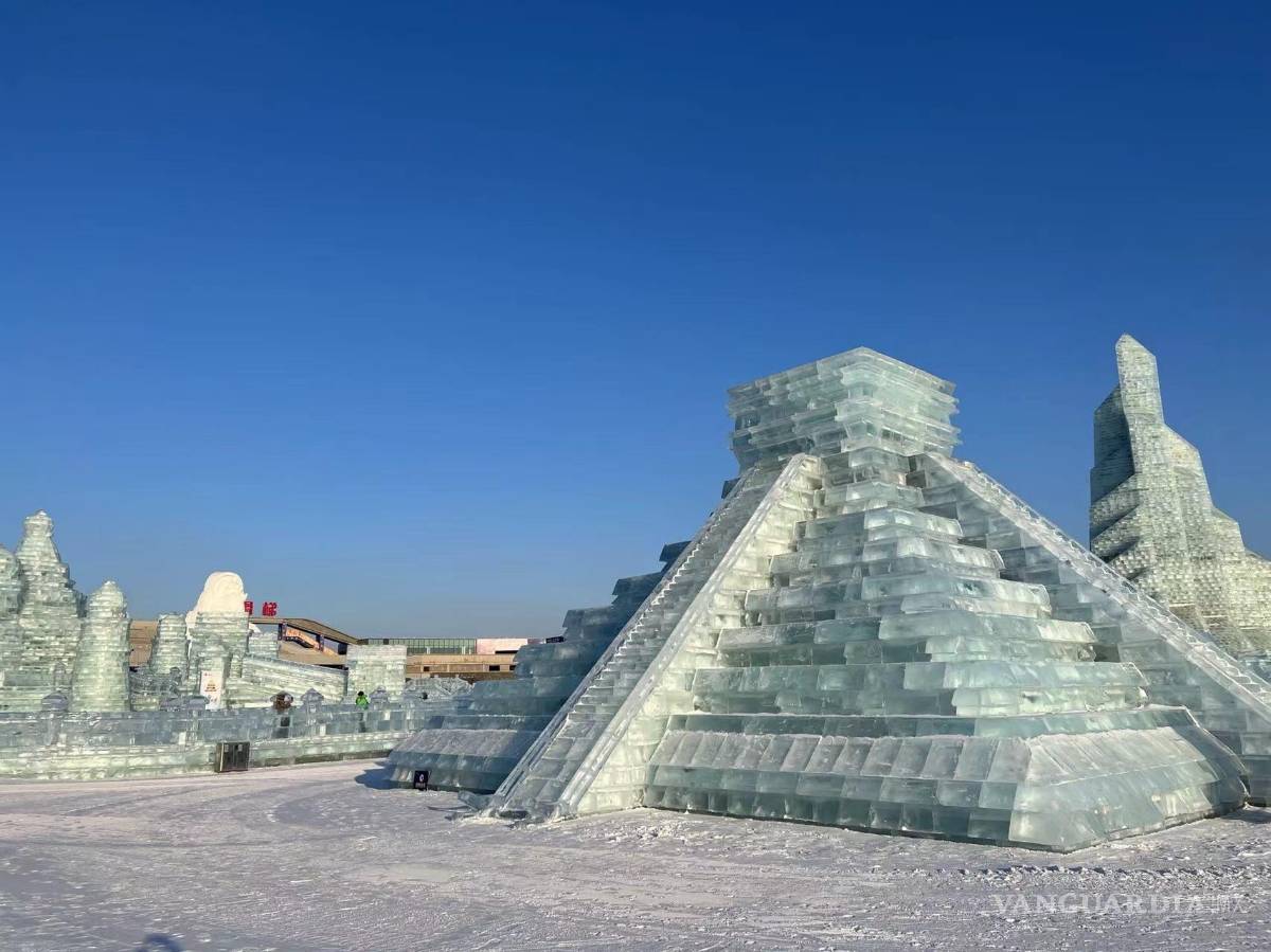 $!Réplica de hielo de la Pirámide de Kukulkán se exhibe en el Festival Mundial de Nieve y Hielo en la ciudad de Harbin, en China. EFE/Embajada de México en China