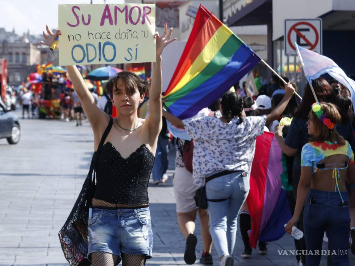 $!“Su amor no hace daño, tu odio sí”, se lee en las pancartas de los manifestantes.