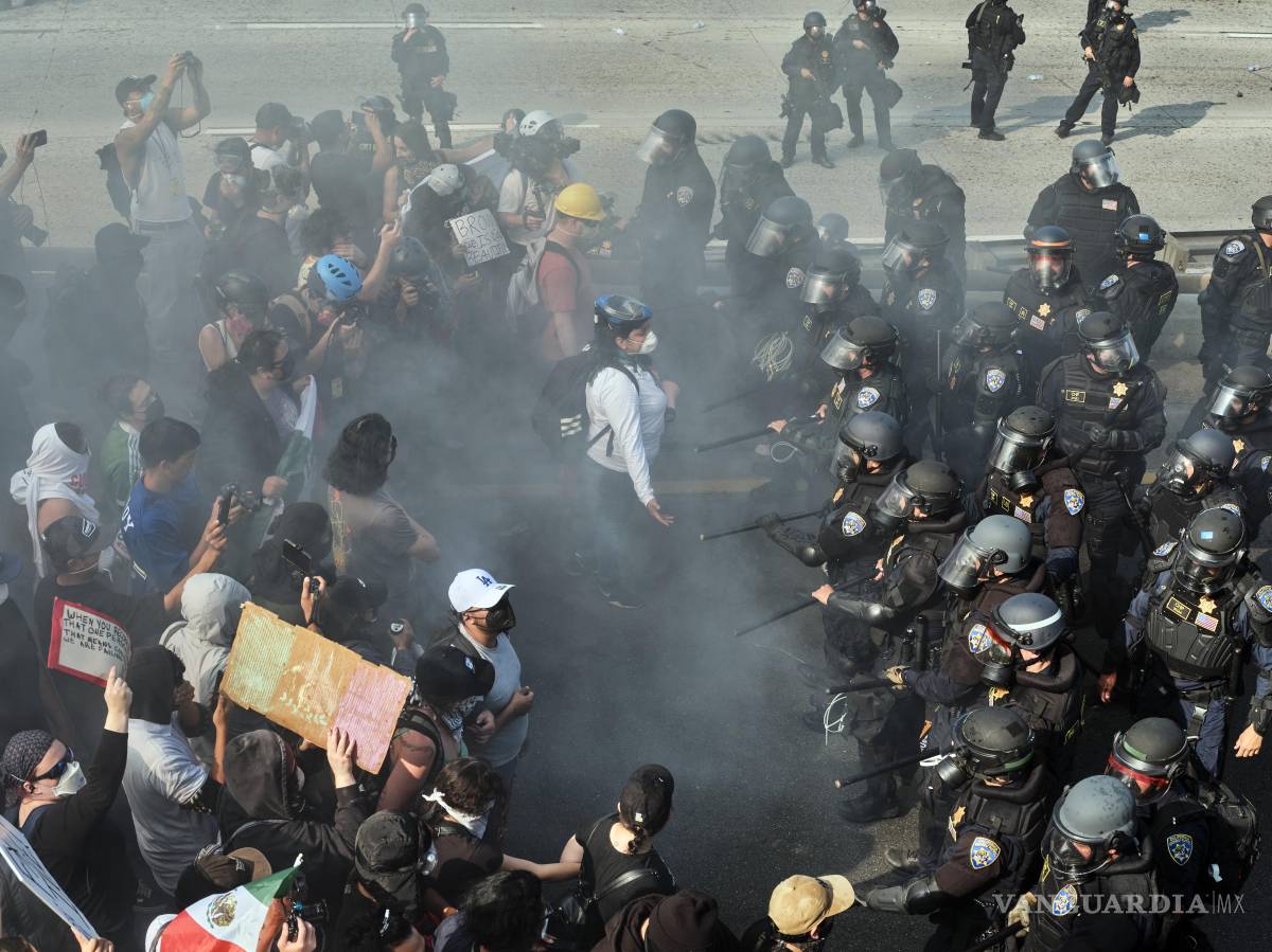 $!Las protestas ante los operativos se han tornado violentos, al grado que el gobierno de Trump les ha exigido que abandonen el país.
