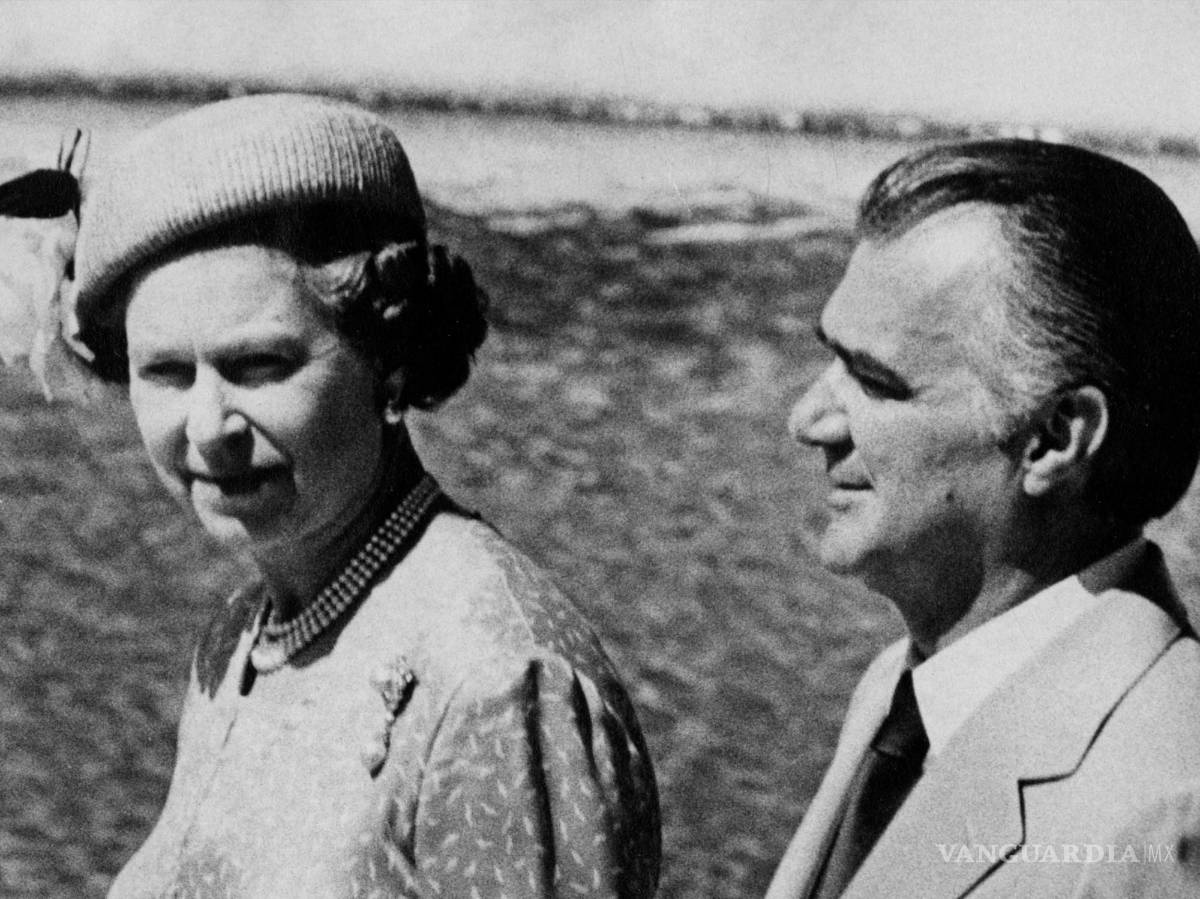 $!El expresidente de México Miguel de la Madrid y la reina Isabel II en 1983.
