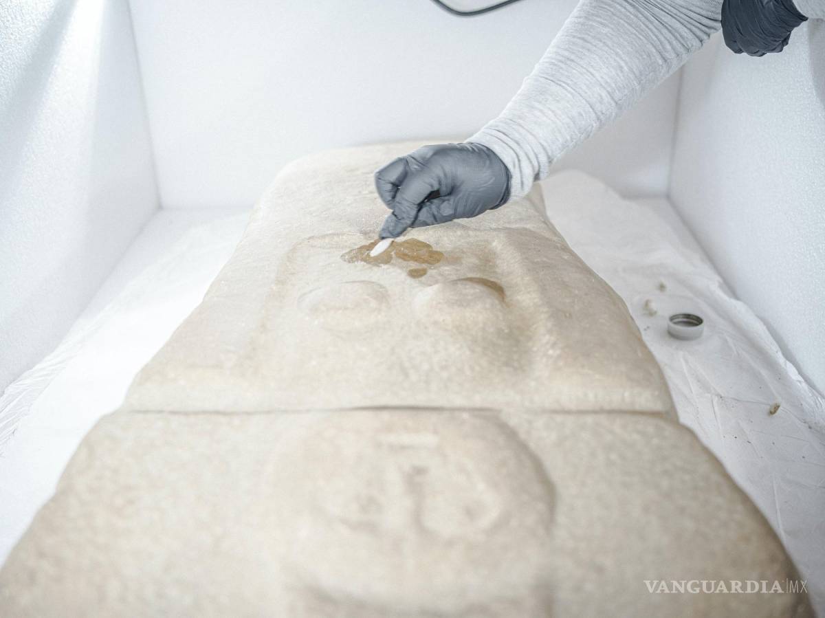 $!Limpiando una pieza de la exposición “Antiguas mujeres huastecas: diosas, guerreras y gobernadoras” en el Museo Nacional de Arte Mexicano en Chicago.