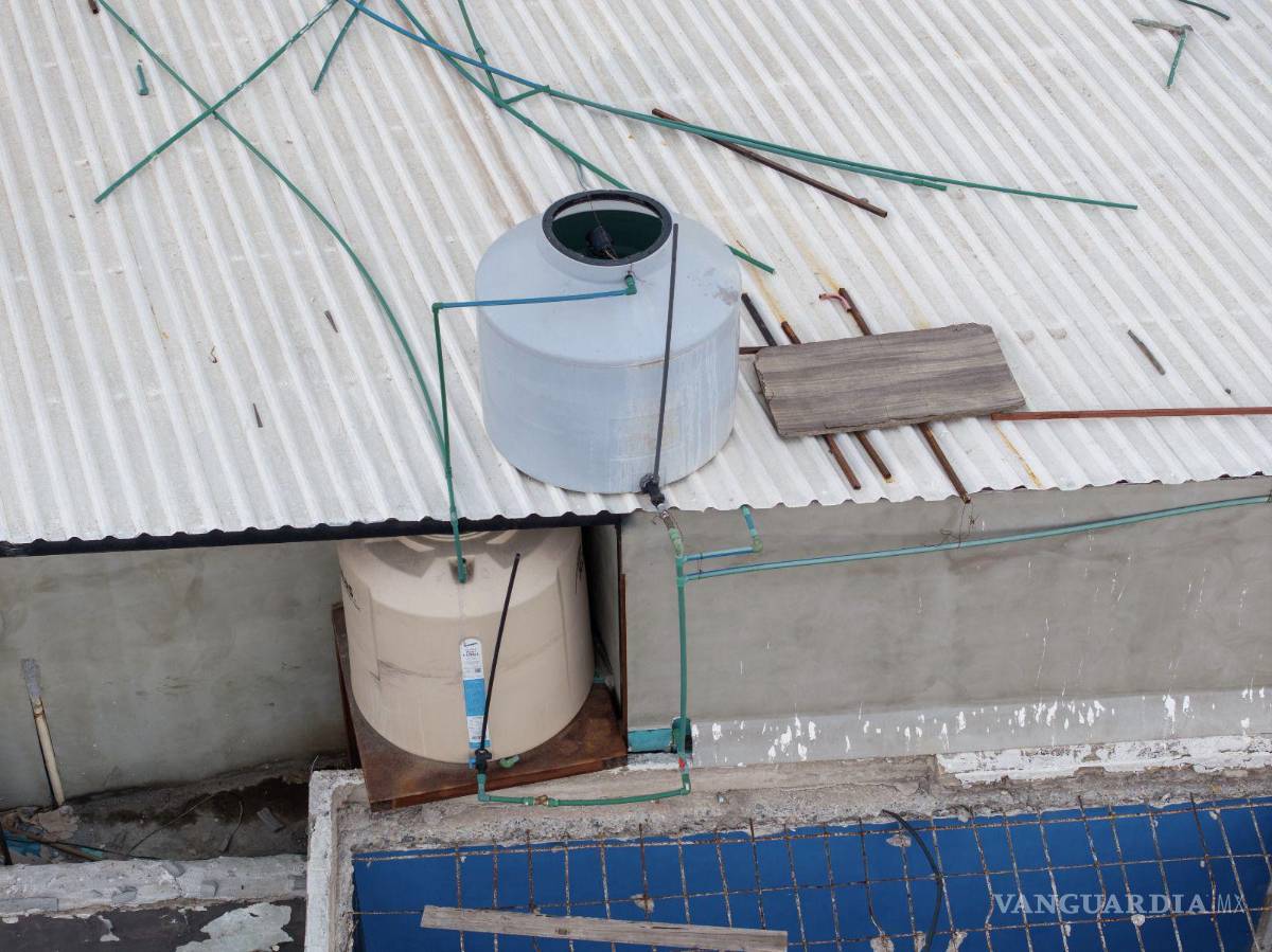 $!María Elena Prado señala daños por humedad y ruido en su casa ubicada junto al bar.