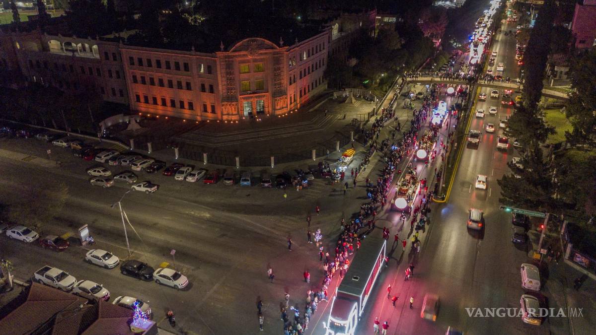 Caravana Coca Cola ilumina la Navidad de Saltillo; la magia de creer ya es tradición