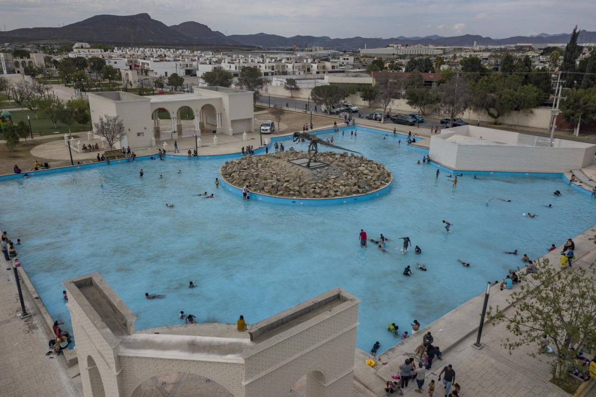 Prohibido meterse al lago de la alameda! No es alberca, solo es un paseo,  dice municipio de Ramos Arizpe