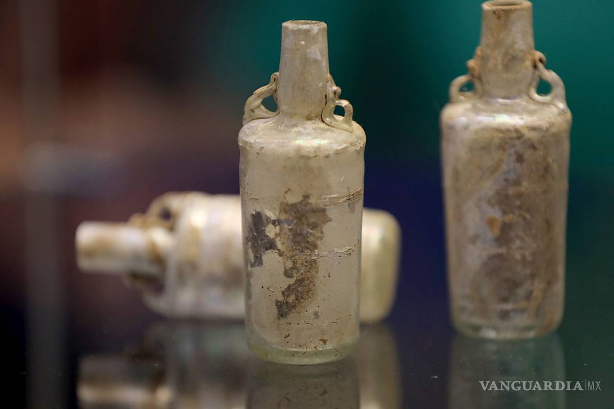 Descubren un sepulcro romano con un espejo de mano y cosméticos en Alemania