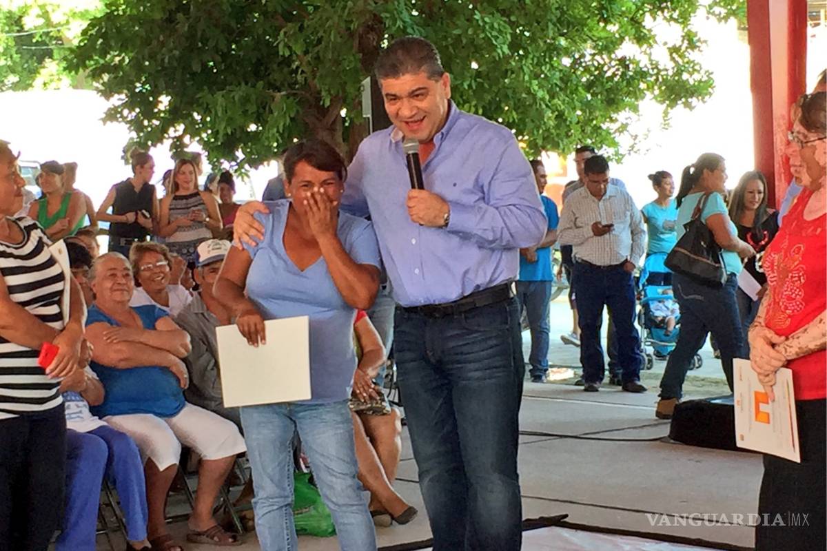 Entrega alcalde escrituras a familias torreonenses