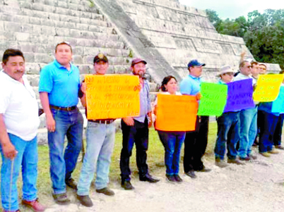 Retienen salarios en el INAH