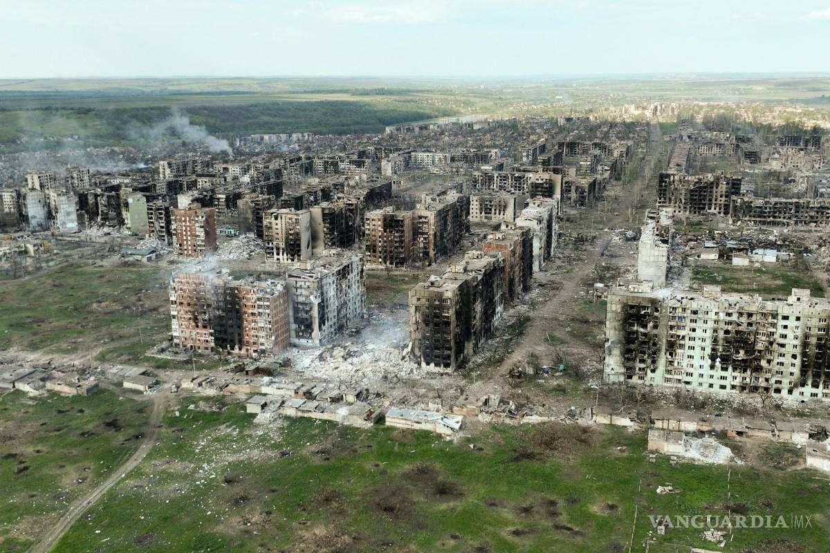 $!Una vista aérea de los edificios dañados por los bombardeos en la guerra entre Ucrania y Rusia, en Bakhmut, Ucrania.