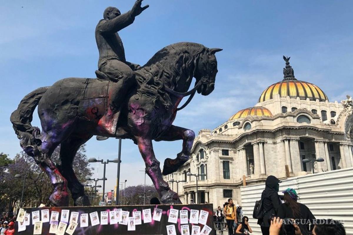 Algunas mujeres vandalizan inmuebles y monumentos durante marcha del 8M, otras las critican