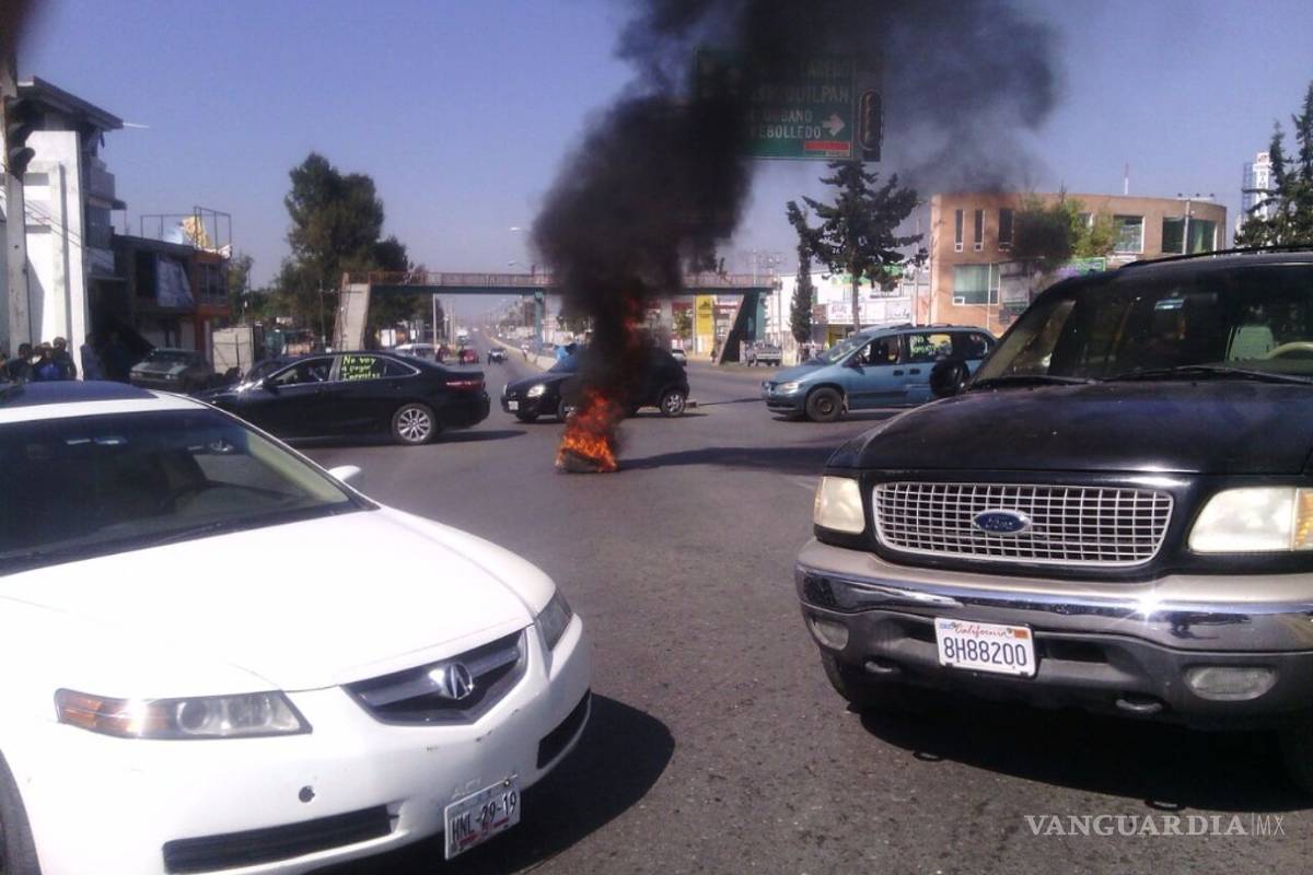 Bloqueos en varias carreteras de México contra el 'gasolinazo'