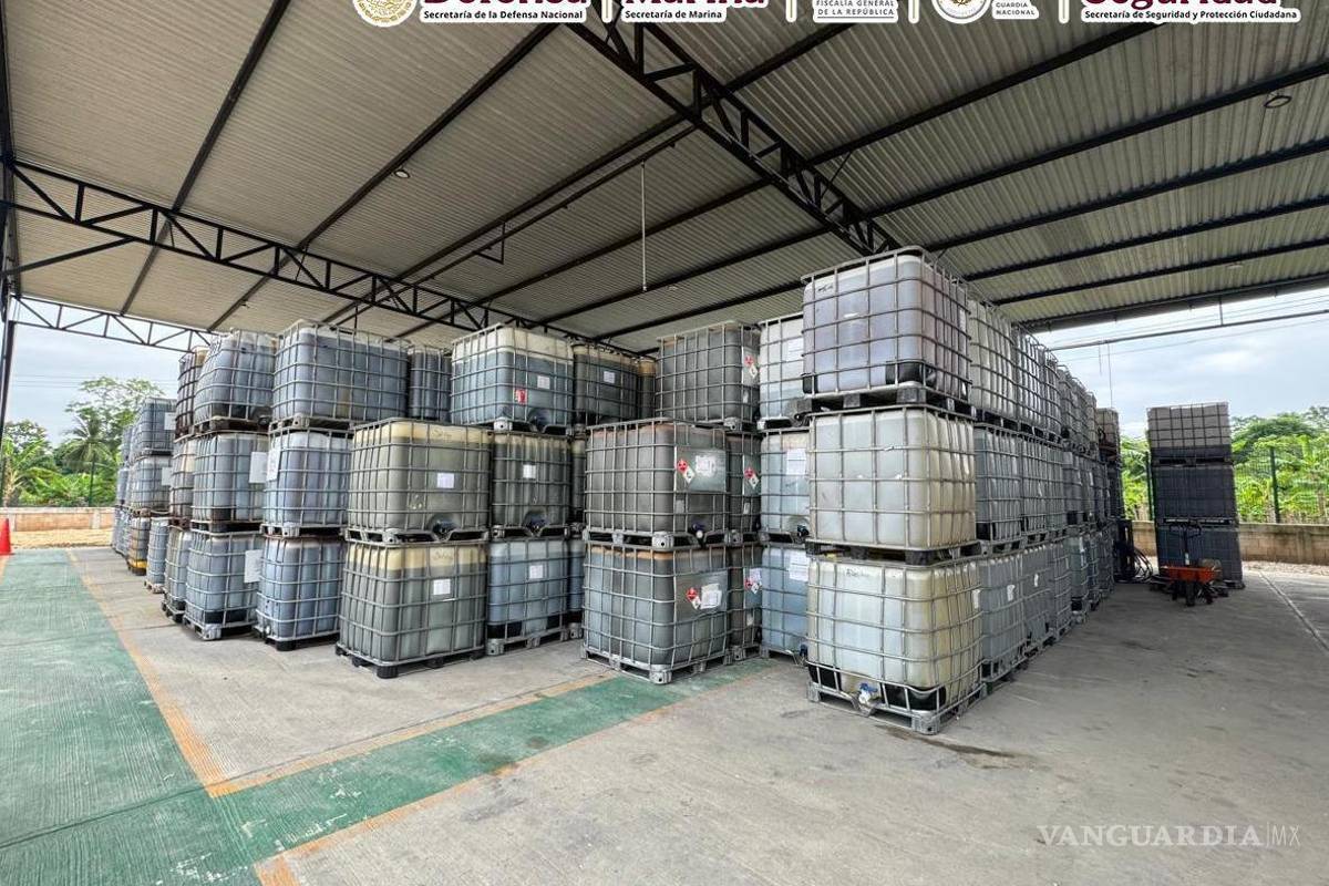 Autoridades federales aseguran más de 880 mil litros de hidrocarburo y cientos de kilos de droga