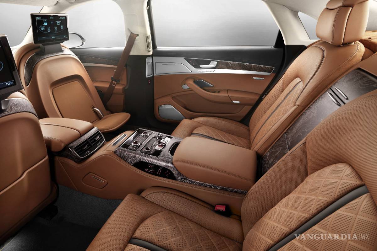 $!¿Qué es el Alcántara y porqué todos lo quieren en sus autos?