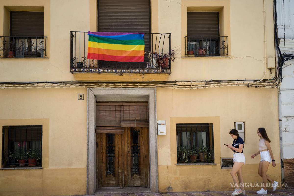 $!Una bandera del orgullo colgada en una casa en Náquera, España.