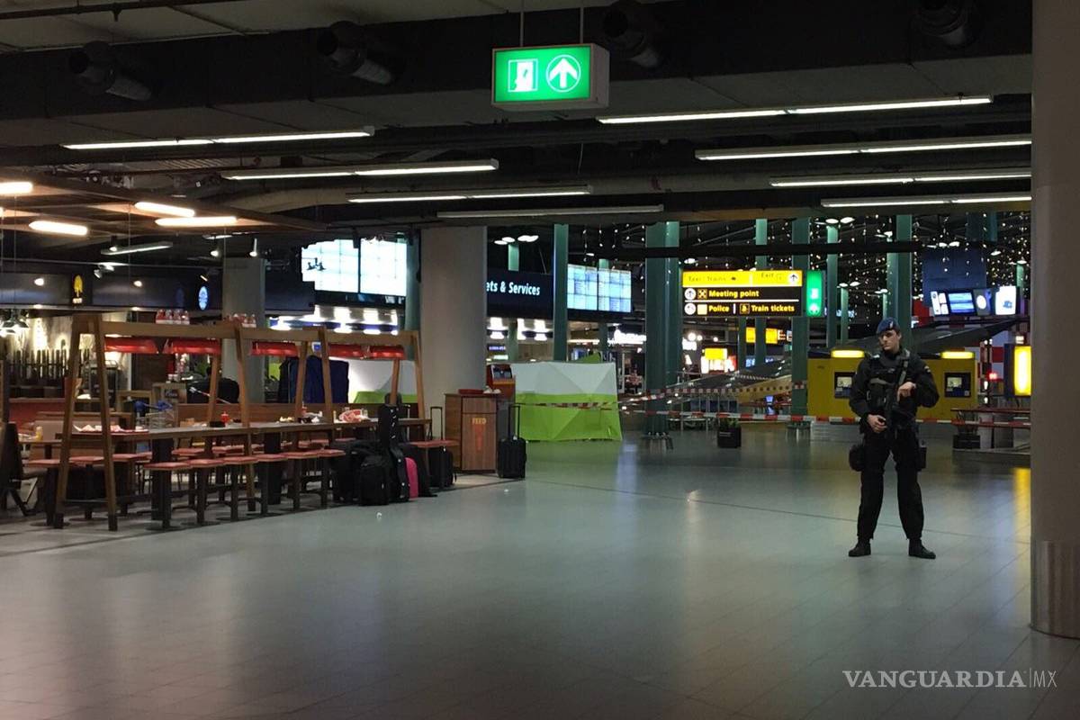 Hombre armado con un cuchillo causa alarma en el aeropuerto de Schiphol, en Amsterdam