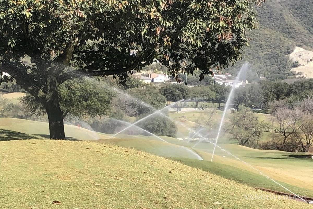 Mientras ciudadanos de Monterrey ‘ordeñan’ agua por escasez, campos de golf son regados con aspersores