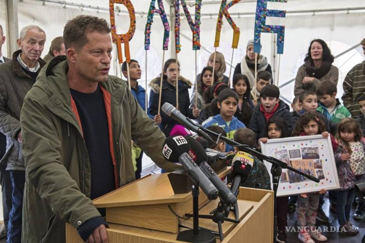 Til Schweiger inaugura guardería para refugiados en Alemania