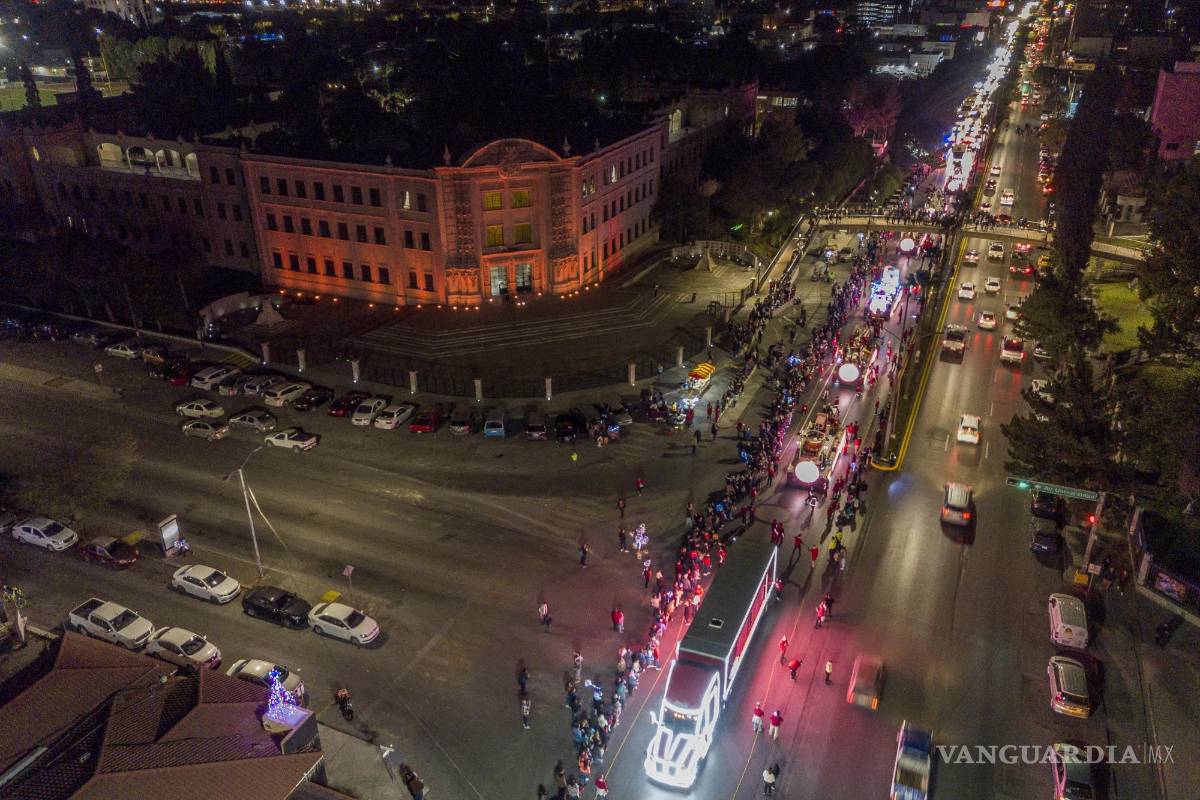 Caravana Coca Cola ilumina la Navidad de Saltillo; la magia de creer ya es tradición