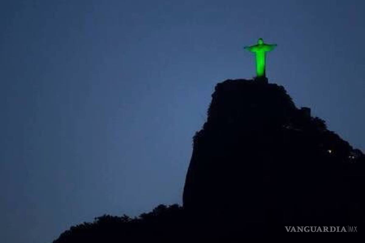 Monumentos y estadios de fútbol se iluminan de verde en homenaje al Chapecoense (galería)