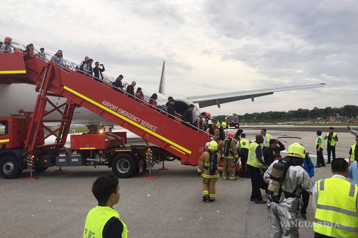 Avión con 241 personas a bordo se incendia tras aterrizaje de emergencia