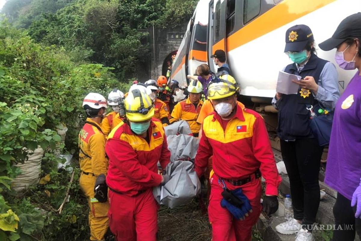Choque entre un tren y un vehículo deja 48 muertos en Taiwán