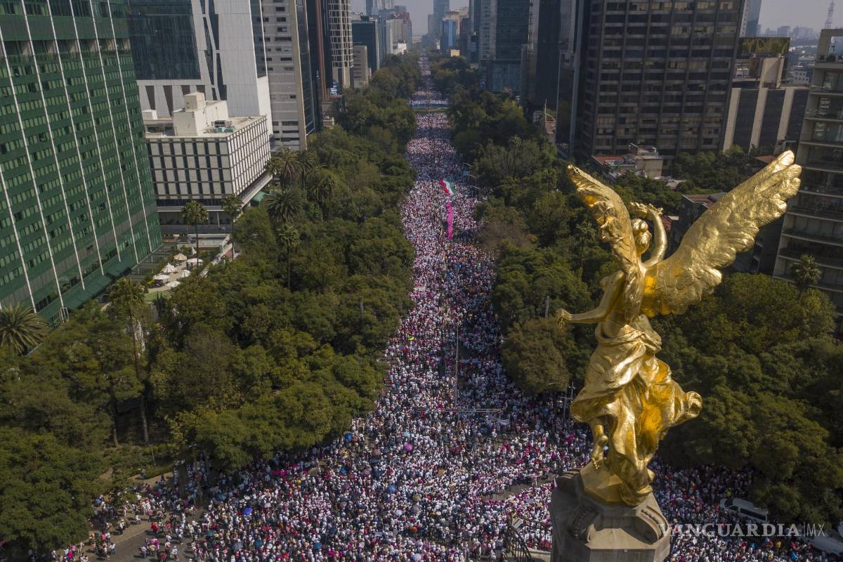 $!Fotografía tomada desde un drone donde se observa a miles de personas marchando este domingo por la avenida Paseo de la Reforma, en CDMX.