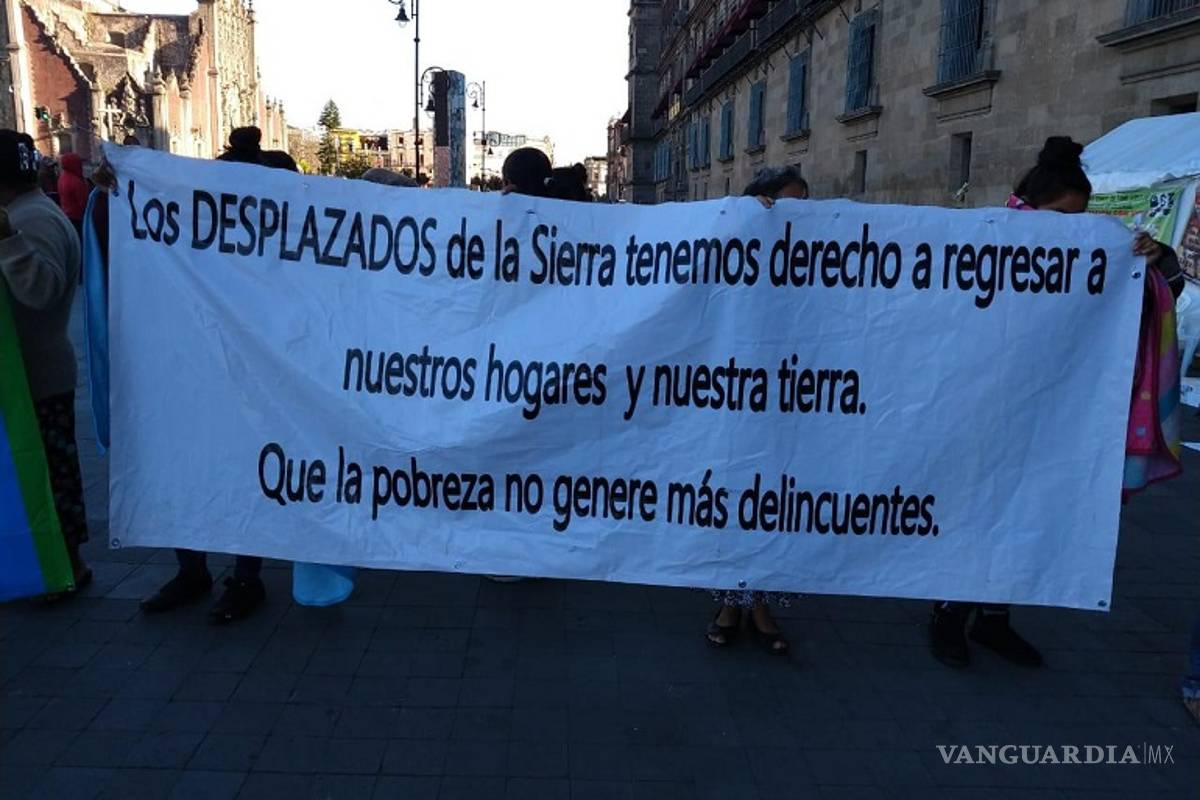 AMLO no ha recibido a desplazados de Guerrero, cumplen una semana frente a Palacio Nacional