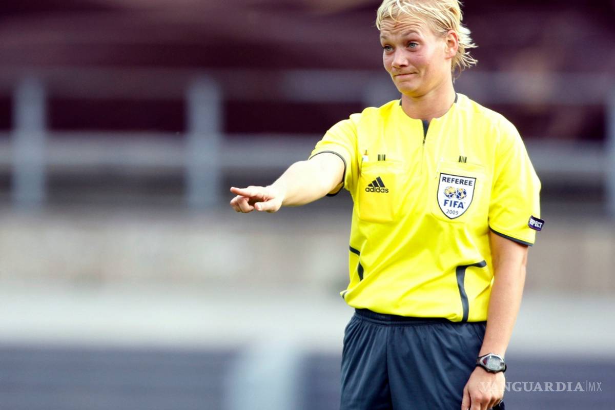 Bibiana Steinhaus, primera mujer en arbitrar en la Bundesliga