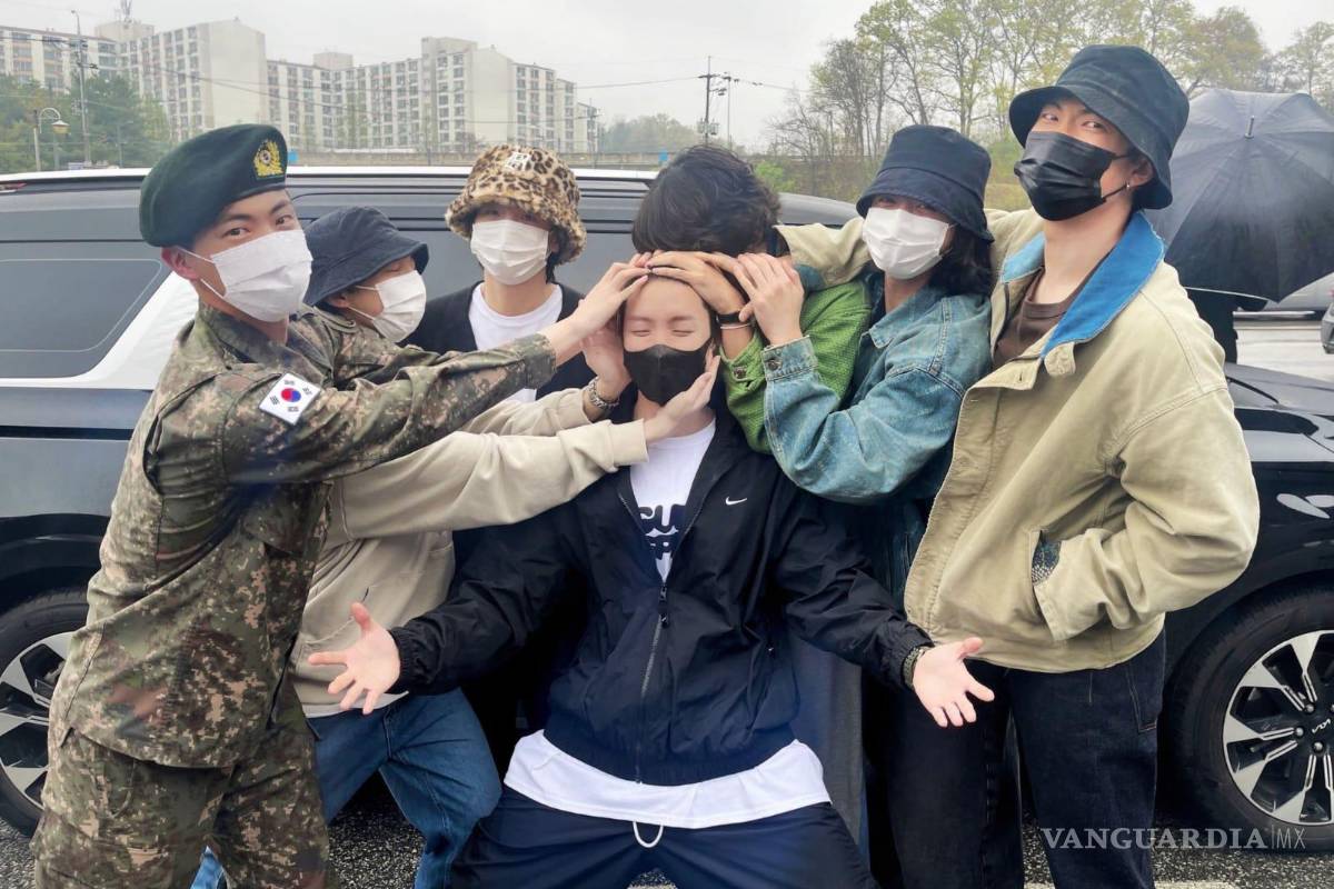 $!Jin, Suga, Jimin, V, Jungkook y RM acompañan a J-Hope y se despiden de él, tras unirse al campo militar.