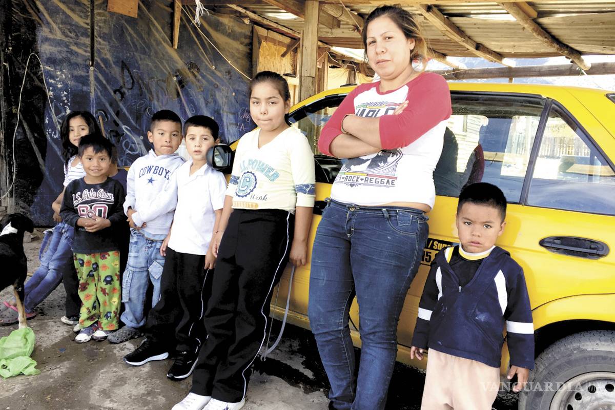 Regala un milagro de Navidad para esta familia saltillense que vive bajo cartón