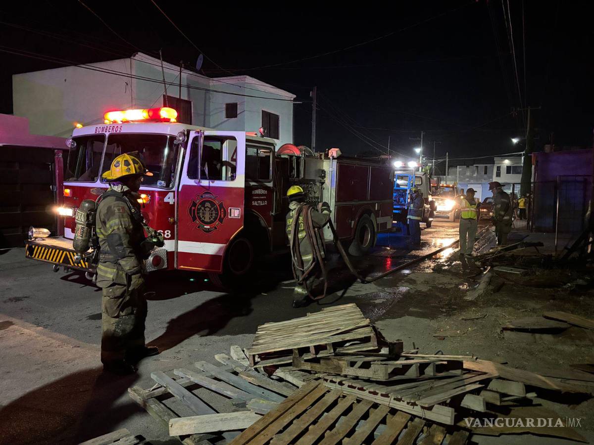 $!Elementos del Cuerpo de Bomberos acudieron al sitio para sofocar el incendio y evitar que se propagara a otras casas.