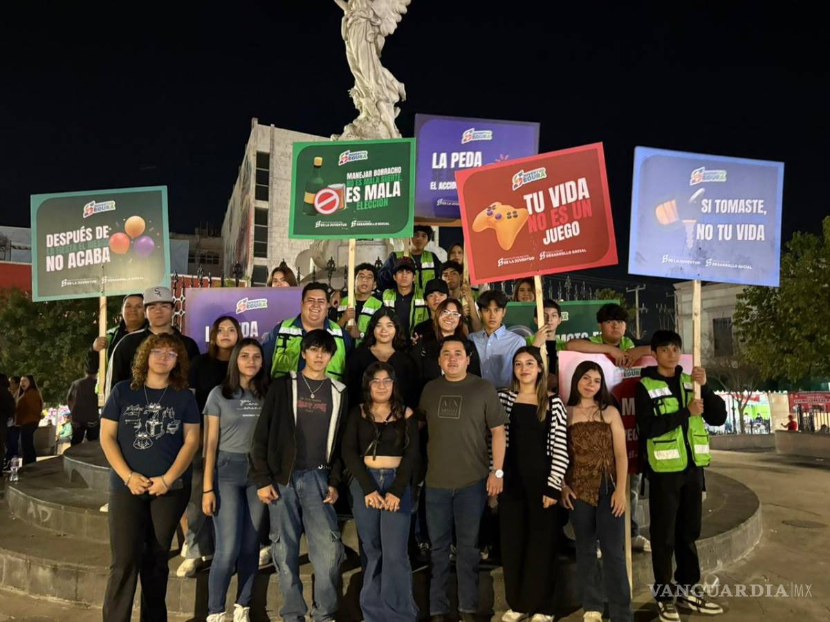 $!Los jóvenes portaron letreros con mensajes preventivos sobre los riesgos de conducir en estado de ebriedad.