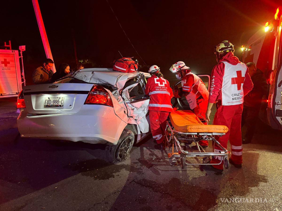 $!Paramédicos de la Cruz Roja atendieron al conductor tras ser rescatado.