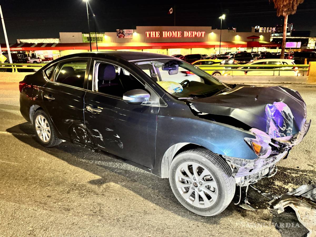 $!El Nissan Versa, presuntamente responsable, será turnado al Ministerio Público en materia vial.