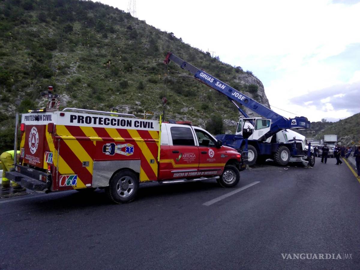 $!Tráiler impacta grúa que quitaba restos de choque