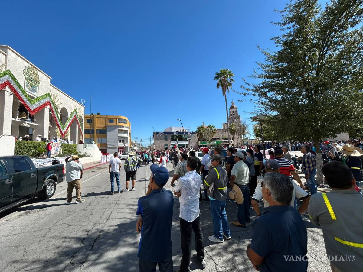 $!Los participantes portaron pancartas para exigir una salida al proceso de AHMSA y el pago de los adeudos laborales.