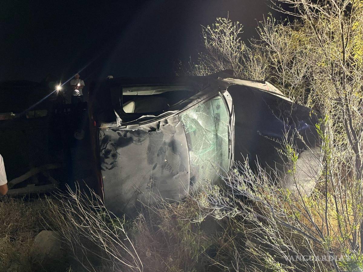 $!Vecinos del sector alertaron a las autoridades tras escuchar el estruendo de la volcadura.