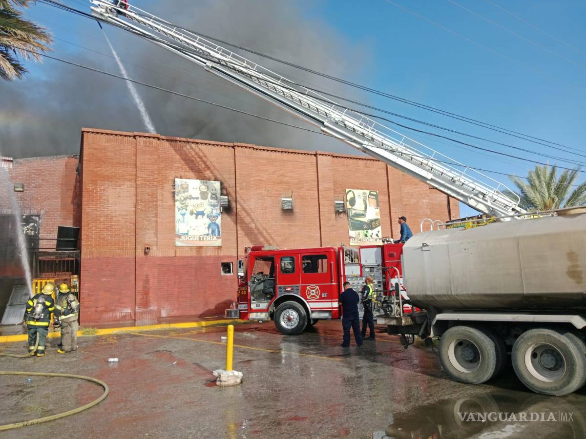 $!Siete estaciones de Bomberos participaron en las labores para sofocar las llamas.