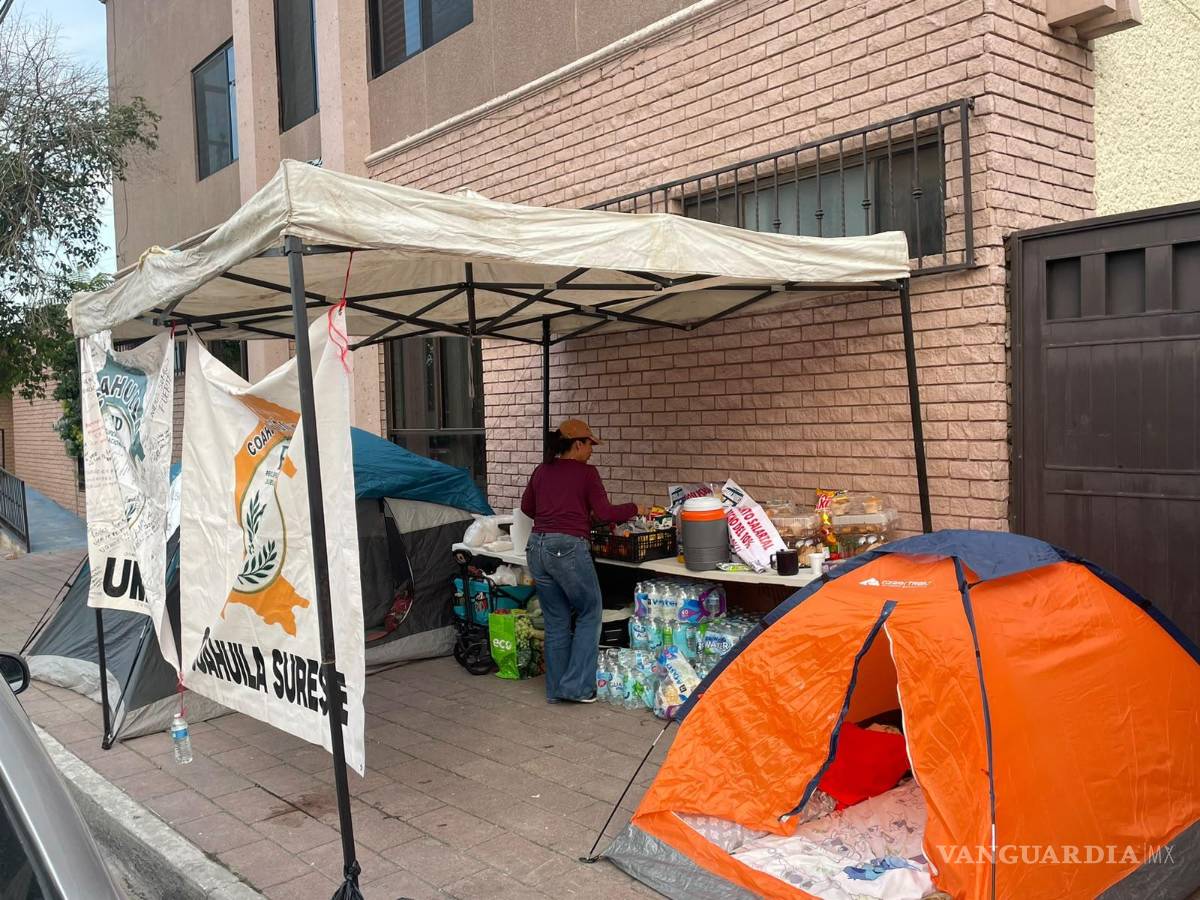 $!Las casas de campaña instaladas afuera del sindicato forman parte de la protesta que personal médico y jubilados mantienen durante las 24 horas.