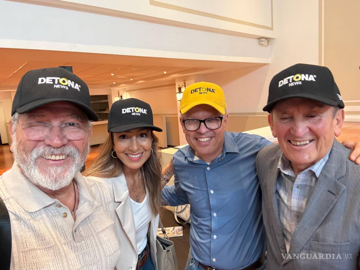 $!De D. a I. Agustín Serna Sánchez, uno de los autores_ Arturo Cavazos Leal, sub secretario de apacitación y empleo del gobierno de NL_ Gabriela Kalifa Kaún y Plácido Garza.