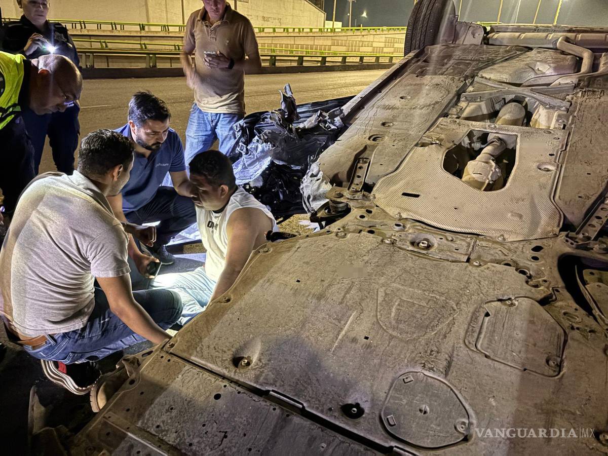 $!Automovilistas se detuvieron para auxiliar al conductor.