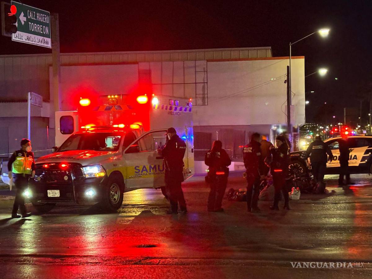 $!Paramédicos y policías en la escena del accidente, donde el motociclista perdió la vida tras impactarse contra una camioneta.